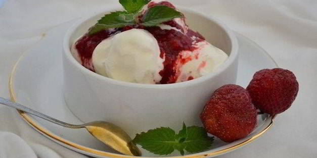 мороженое с клубникой и малиной