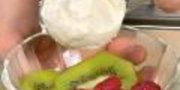 мороженое с малиной и киви