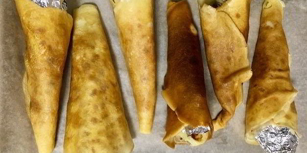 мороженое с шоколадным пралине в блинных рожках