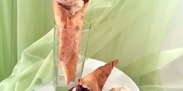 мороженое с шоколадным пралине в блинных рожках