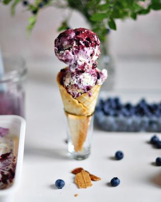 Мороженое со вкусом черничного чизкейка