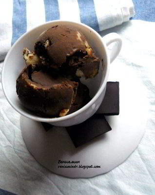 Мятное мороженое с грецкими орехами и белым шоколадом