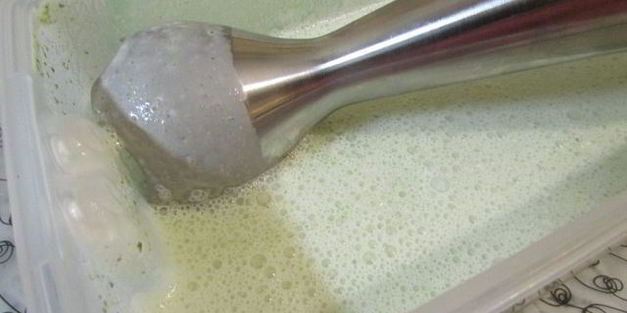 мятное мороженое с кусочками шоколада