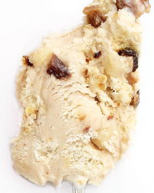 Пряное сливочное мороженое с кусочками марципана и штоллена