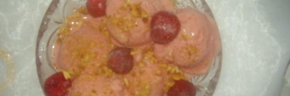 Сливочно-клубничное мороженое