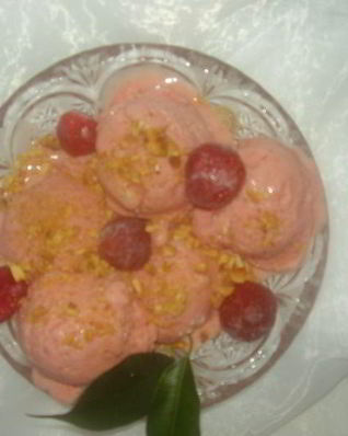 Сливочно-клубничное мороженое