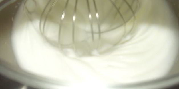 сливочно-клубничное мороженое