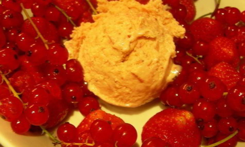 Рецепт сливочное мороженое с клубникой, белым шоколадом и апельсиновым ликером куантро