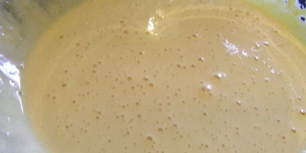 сливочное мороженое с клубникой, белым шоколадом и апельсиновым ликером куантро