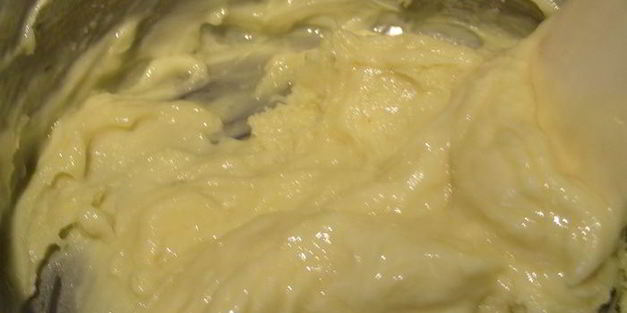 сливочное мороженое с клубникой, белым шоколадом и апельсиновым ликером куантро