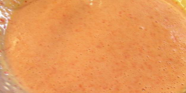 сливочное мороженое с клубникой, белым шоколадом и апельсиновым ликером куантро