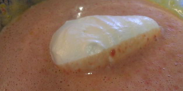 сливочное мороженое с клубникой, белым шоколадом и апельсиновым ликером куантро