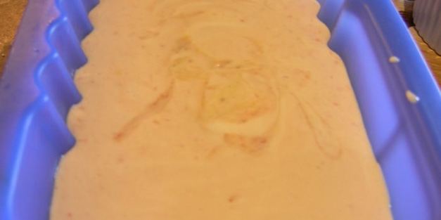 сливочное мороженое с клубникой, белым шоколадом и апельсиновым ликером куантро