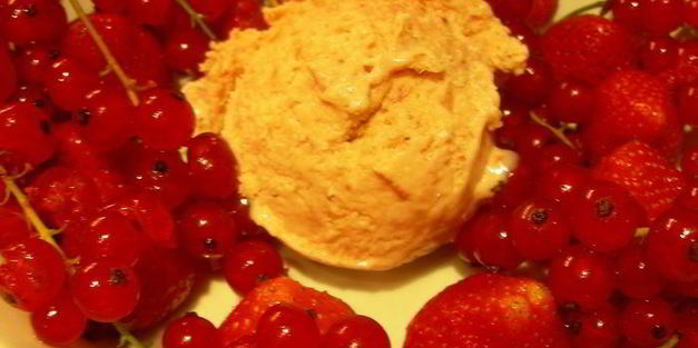 сливочное мороженое с клубникой, белым шоколадом и апельсиновым ликером куантро