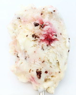 Сливочное мороженое с меренгами, шоколадной крошкой и малиновой прослойкой