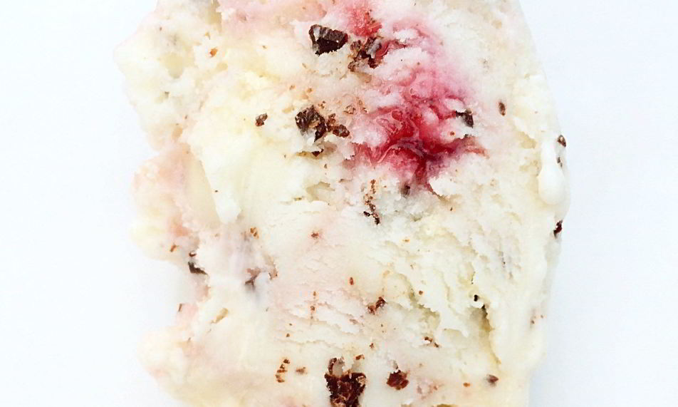Рецепт сливочное мороженое с меренгами, шоколадной крошкой и малиновой прослойкой