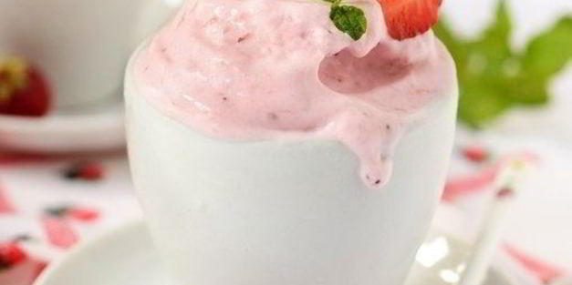 сливочное мороженое с запеченной клубникой и медом