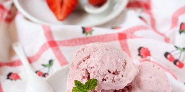 сливочное мороженое с запеченной клубникой и медом