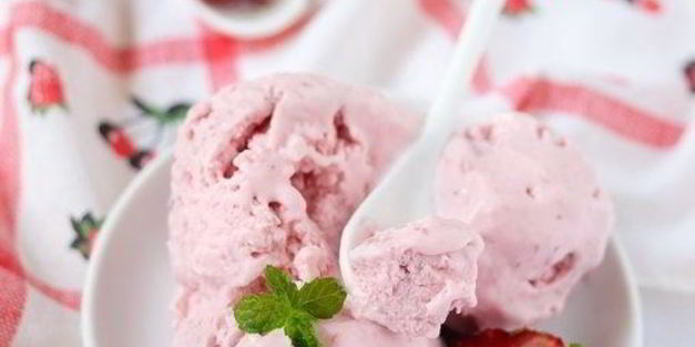 сливочное мороженое с запеченной клубникой и медом