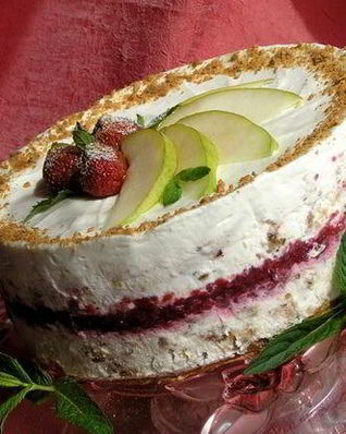 Торт-мороженое с безе и красными ягодами