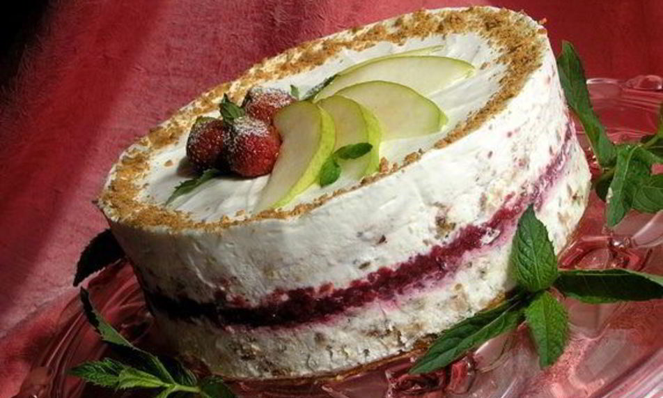 Рецепт торт-мороженое с безе и красными ягодами