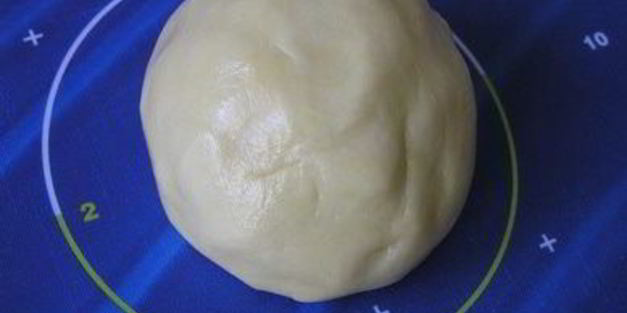 торт-мороженое с безе и красными ягодами