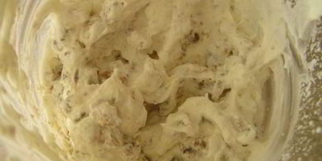 торт-мороженое с безе и красными ягодами