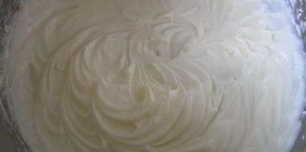 торт-мороженое с безе и красными ягодами