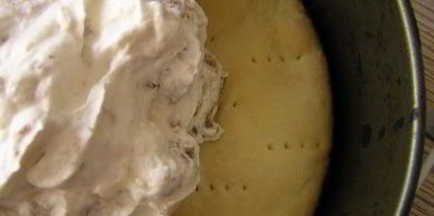 торт-мороженое с безе и красными ягодами