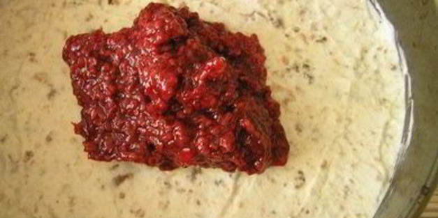 торт-мороженое с безе и красными ягодами