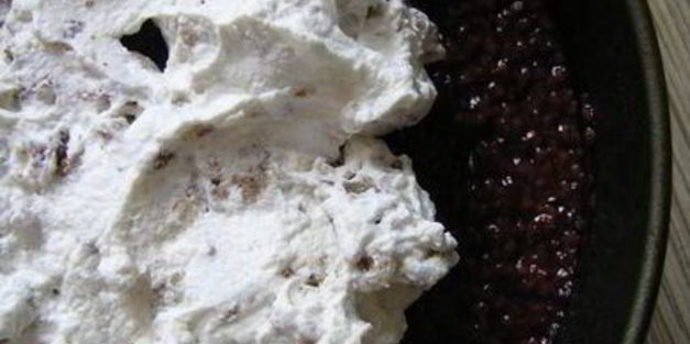 торт-мороженое с безе и красными ягодами