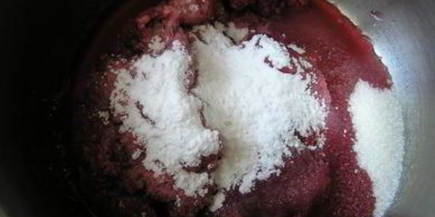 торт-мороженое с безе и красными ягодами