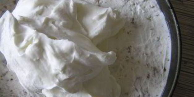 торт-мороженое с безе и красными ягодами