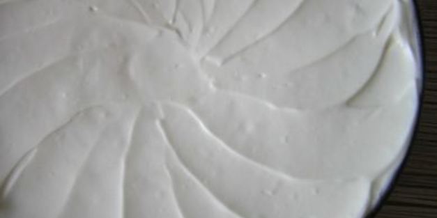 торт-мороженое с безе и красными ягодами