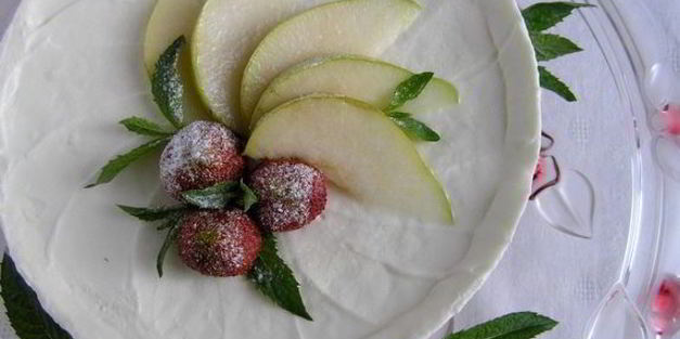 торт-мороженое с безе и красными ягодами