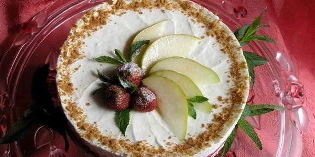 торт-мороженое с безе и красными ягодами