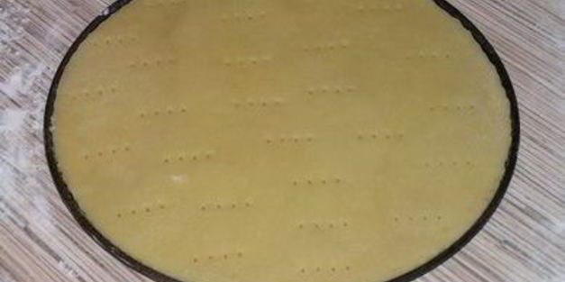 торт-мороженое с безе и красными ягодами