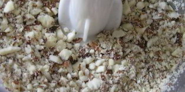 торт-мороженое с безе и красными ягодами