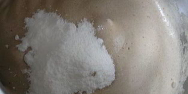 торт-мороженое с безе и красными ягодами