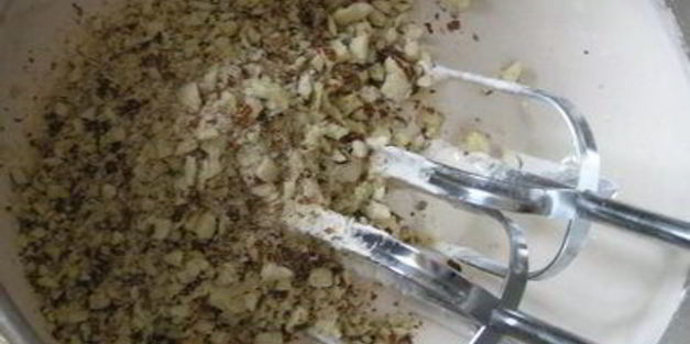 торт-мороженое с безе и красными ягодами