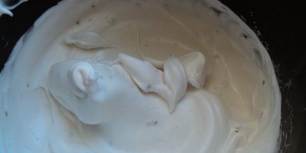 торт-мороженое с меренгой и фруктами