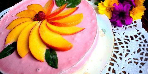 торт-мороженое с меренгой и фруктами