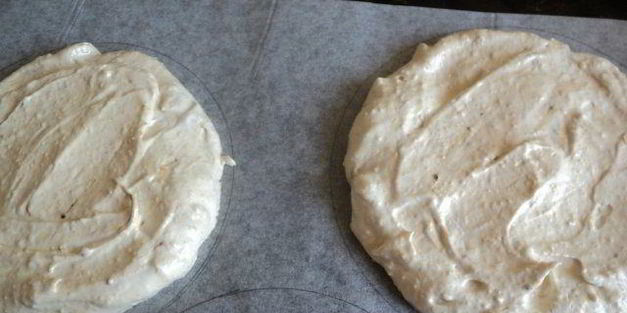 торт-мороженое с меренгой и фруктами