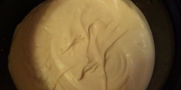 торт-мороженое с меренгой и фруктами