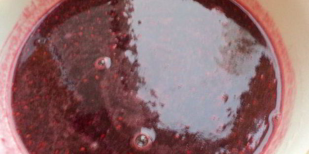 торт-мороженое с меренгой и фруктами