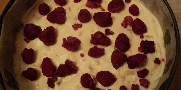 торт-мороженое с меренгой и фруктами