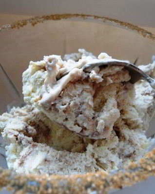 Тыквенное мороженое с корицей и шоколадным соусом