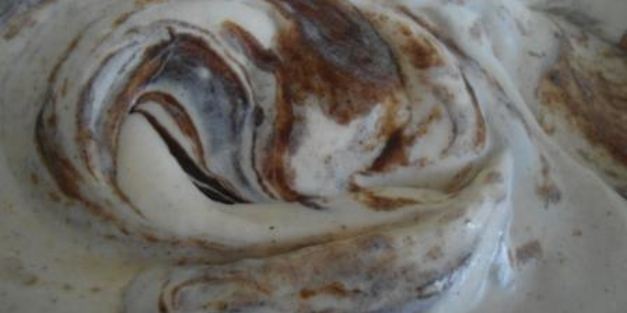 тыквенное мороженое с корицей и шоколадным соусом