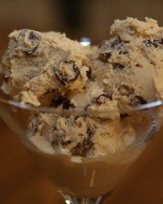 Ванильное мороженое с ромом и изюмом