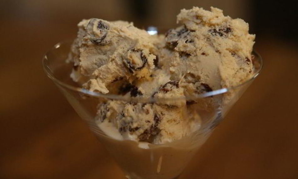 Рецепт ванильное мороженое с ромом и изюмом